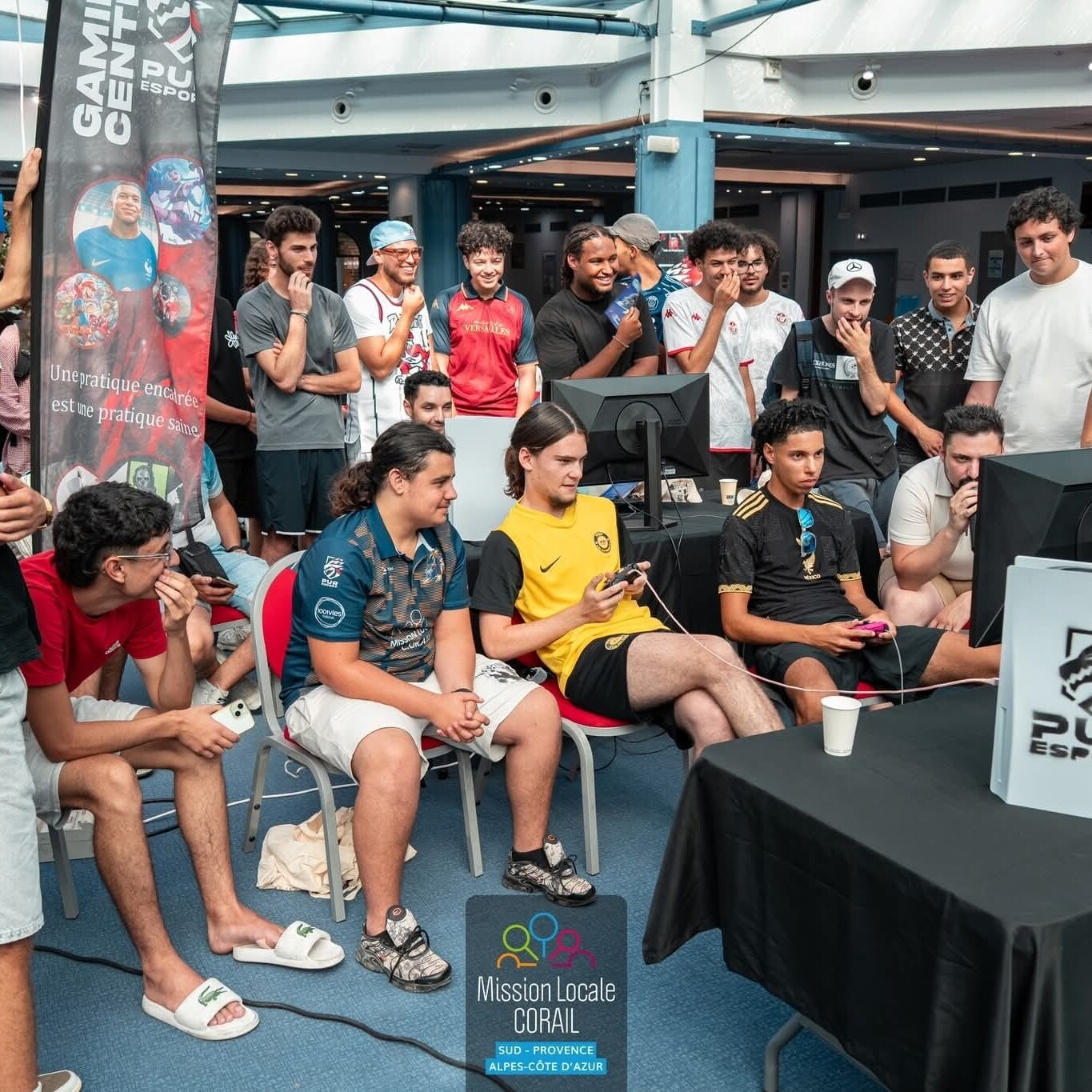 Tournoi e-sport FIFA avec un partenaire local — étudiants rassemblés