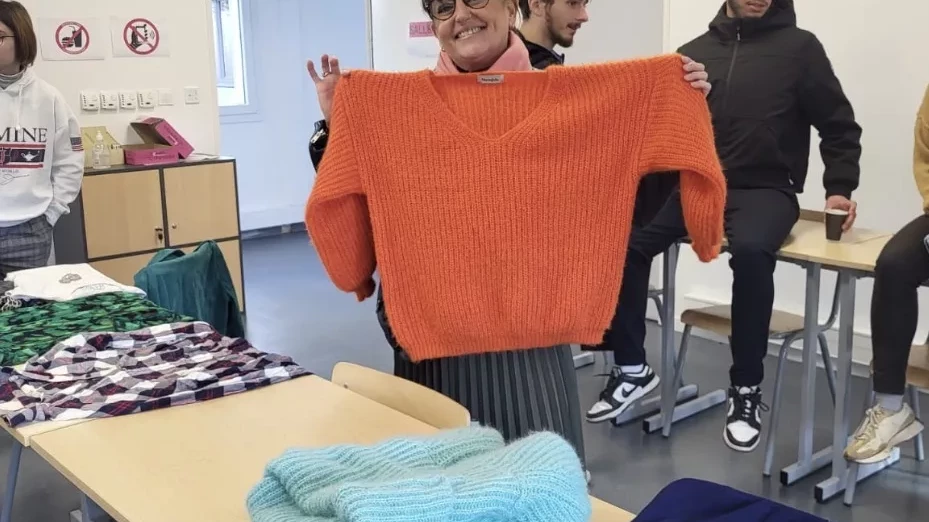 Professeurs participant à la braderie