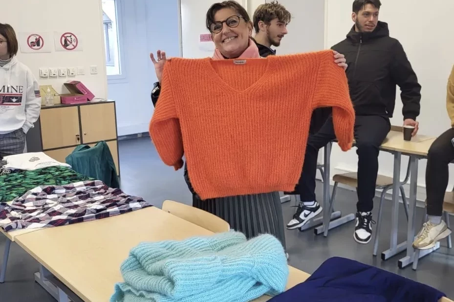 Professeurs participant à la braderie