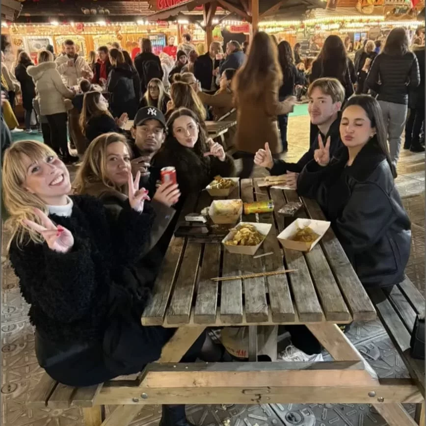 Une partie des élèves présent à la sortie au marché de noël organisé par le BDE