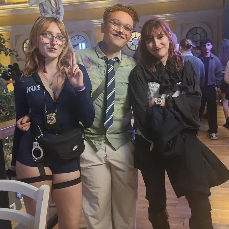 Photo de groupe à La Gare du Sud pendant la soirée d'halloween